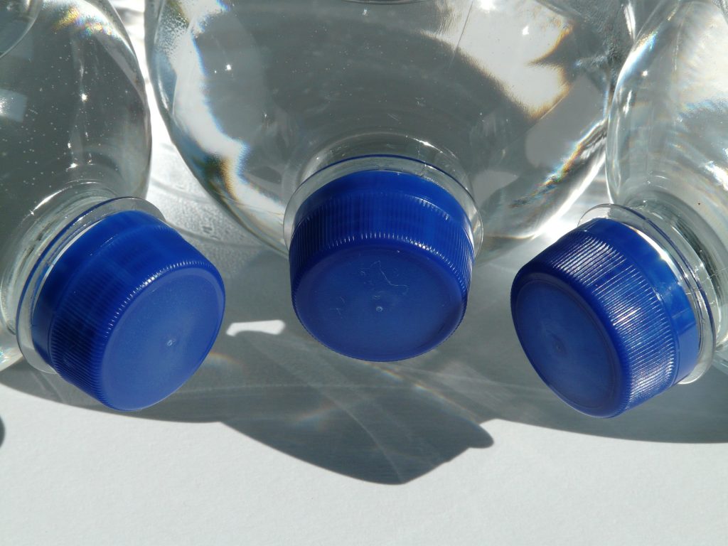 3 botellas de plástico de un solo uso donde podríamos encontrar bisfenol A